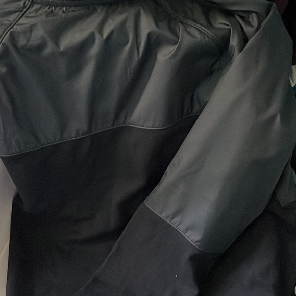 It is a men’s Nike light jacket - Picture 3 of 3